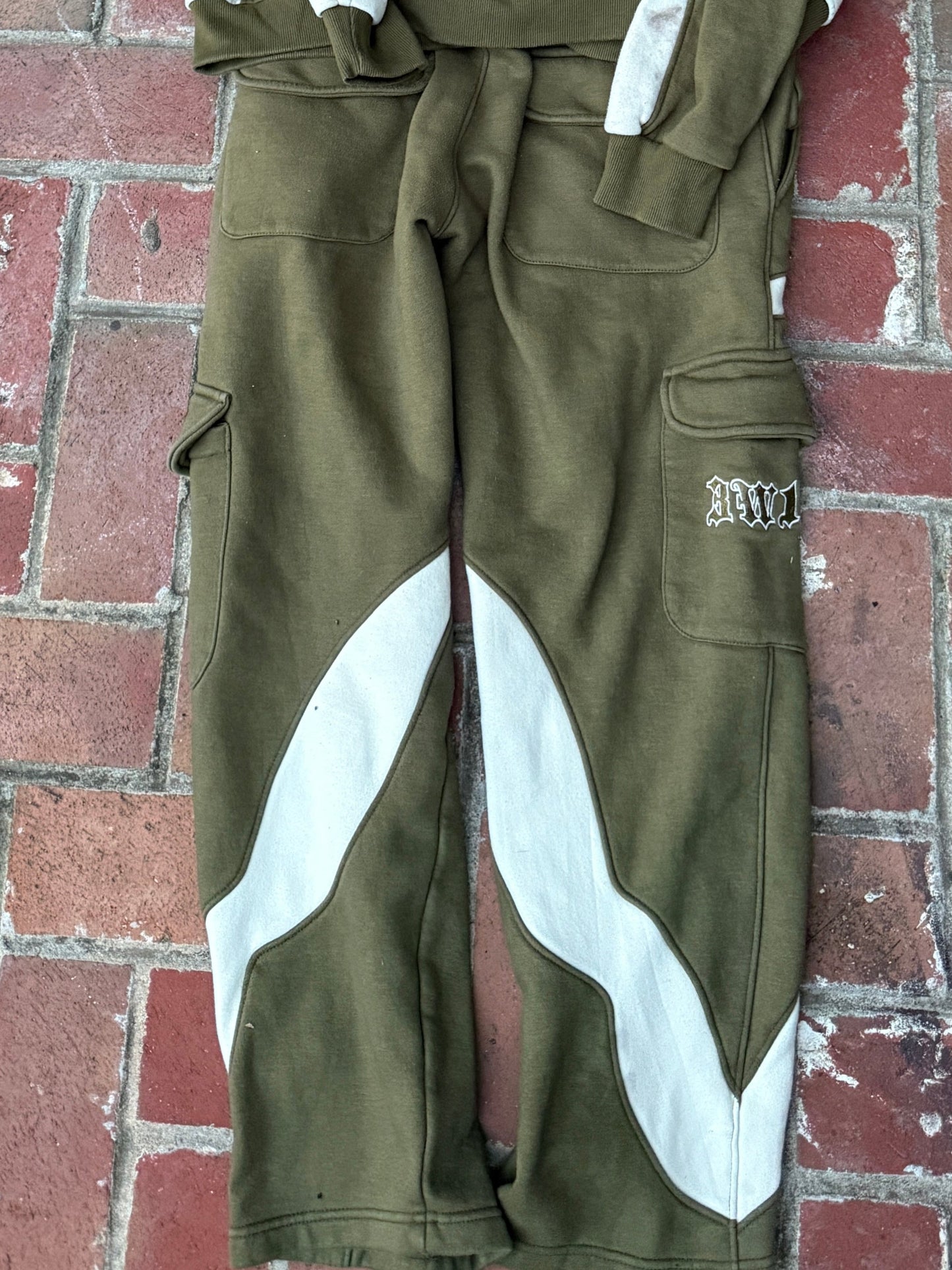V2 CARGO SWEATPANTS [OLIVE GREEN/CREAM]