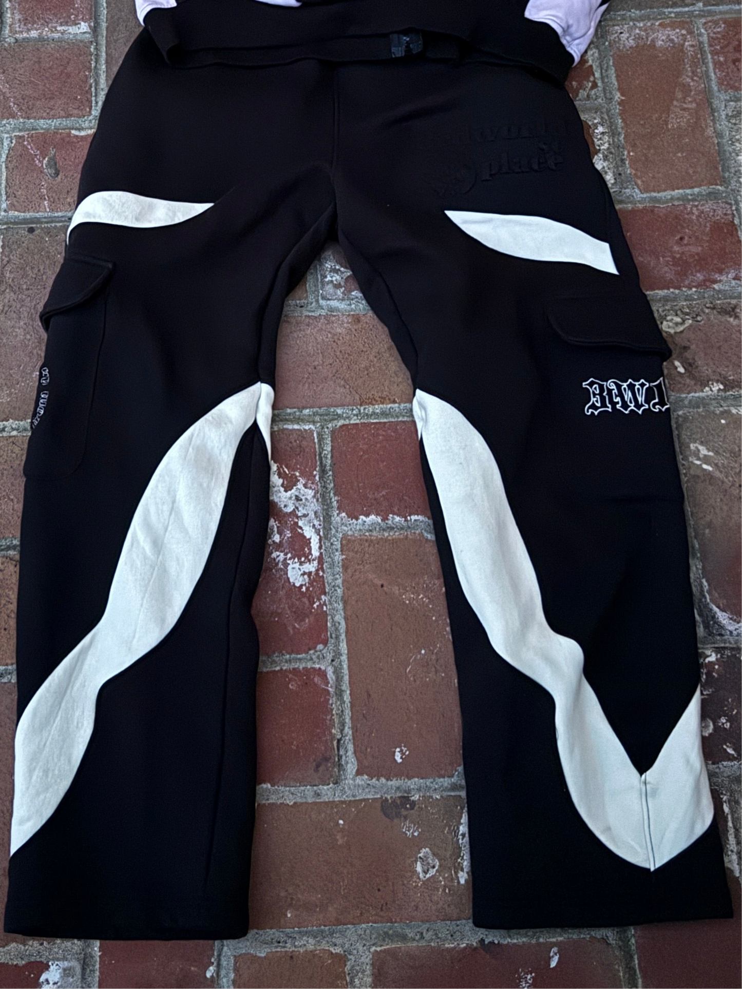 V2 CARGO SWEATPANTS [BLACK/CREAM]